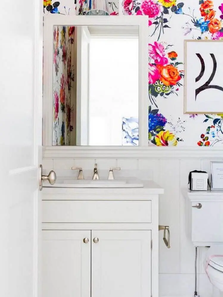 decoração de banheiro com papel de parede com flores coloridas Foto The Green Station