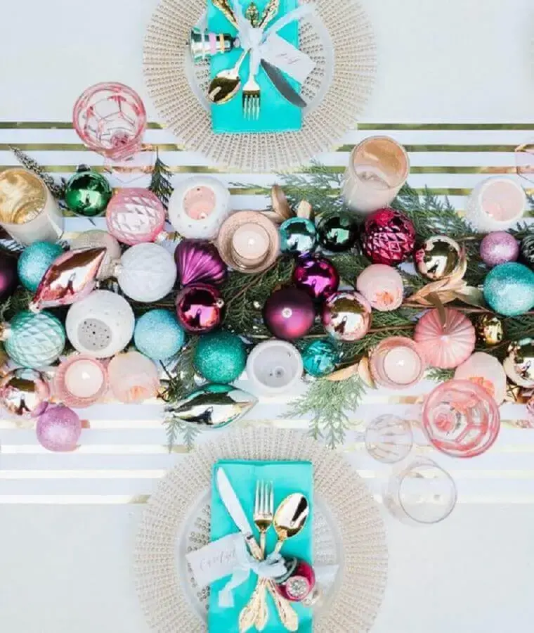 decoração de ceia com arranjos de mesa de natal com bolas coloridas Foto Pinterest