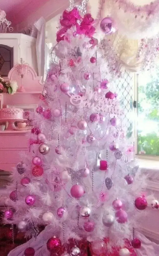 decoração de natal com árvore de natal branca e rosa Foto Pinterest