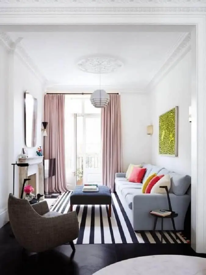 decoração de sala com tapete listrado preto e branco e sofá azul claro Foto Ideias Decor