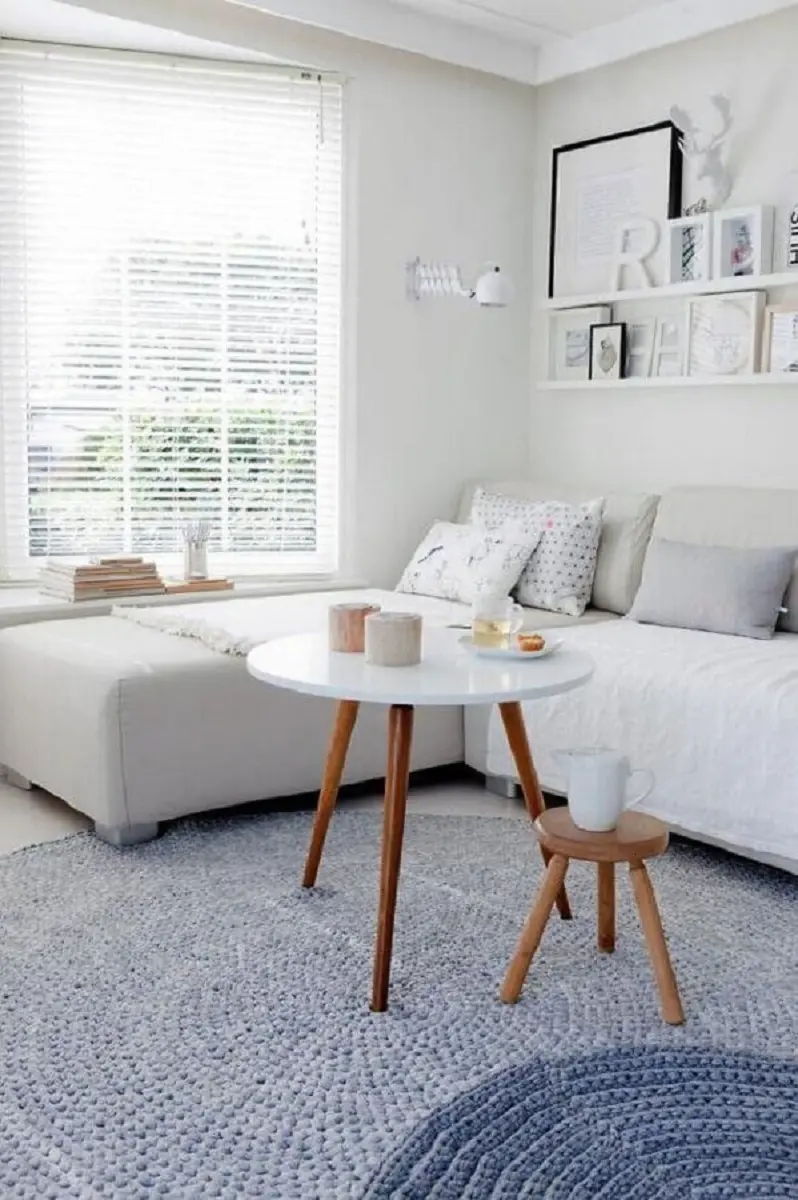 decoração de sala com tapete redondo cinza e sofá branco de canto Foto Archzine