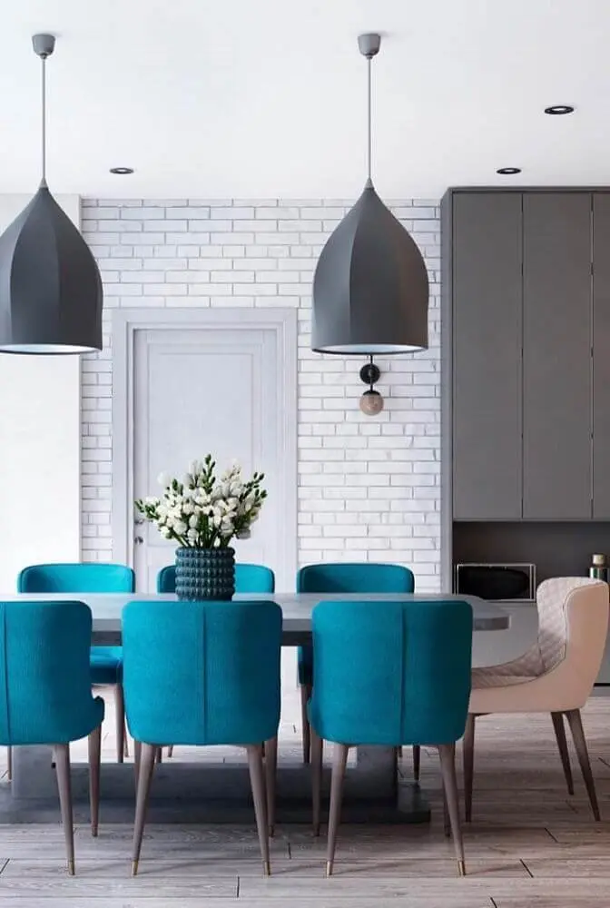 decoração de sala de jantar moderna com cadeiras azuis e pendentes cinza Foto Pinterest