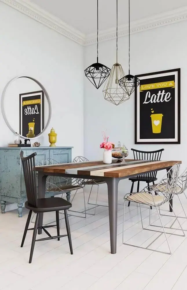 decoração de sala de jantar moderna com pendentes diferentes e cadeiras de aramado Foto Pinterest