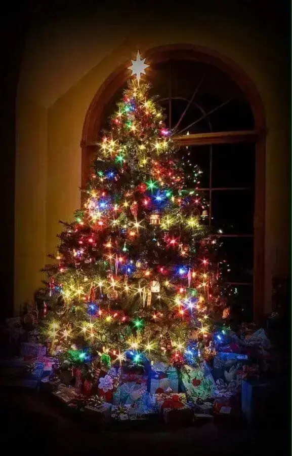 decoração de árvore de natal com luzes coloridas Foto Homebase Decorating