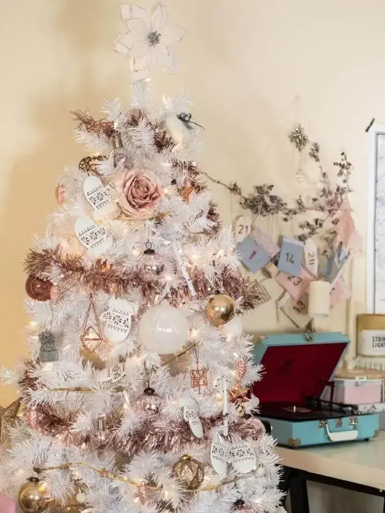 decoração delicada com árvore de natal branca com itens rose Foto Rhyme