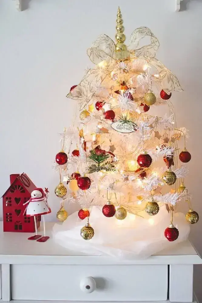 decoração delicada com árvore de natal branca pequena Foto Pinterest