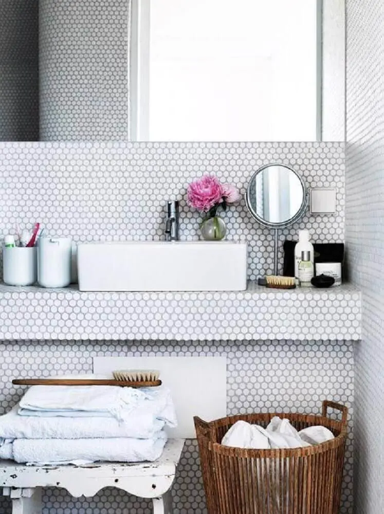 decoração delicada para banheiro com pastilha branca em formato hexagonal Foto Berenice Big