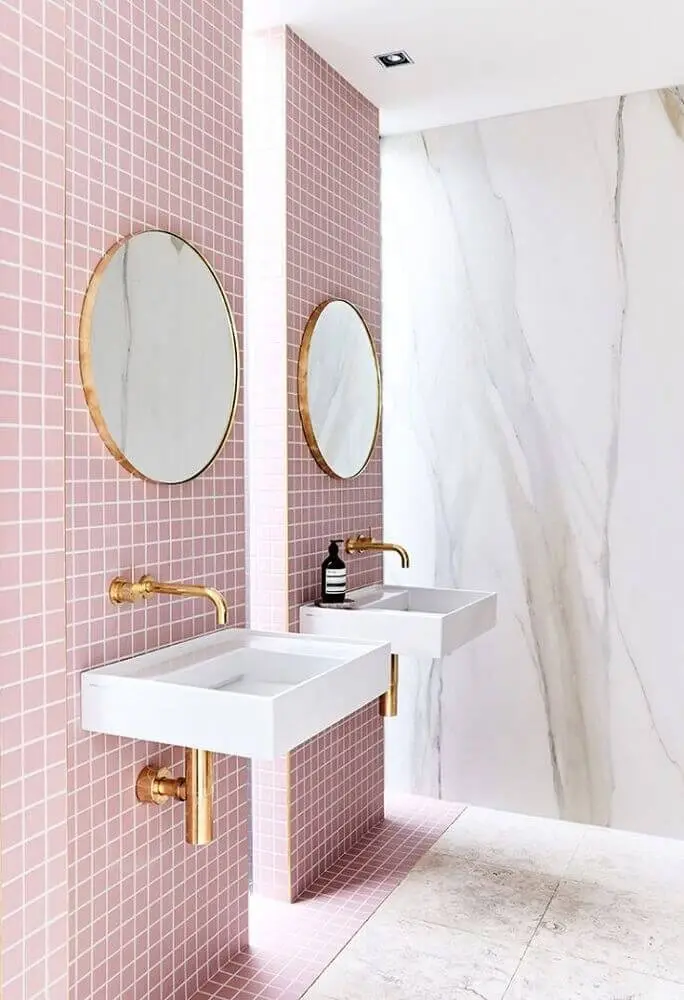 decoração delicada para banheiro com pastilha rosa e espelhos redondos Foto Thou Swell