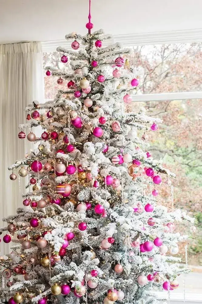 decoração delicada para árvore de natal branca com bolas em vários tons de rosa Foto Lovingit