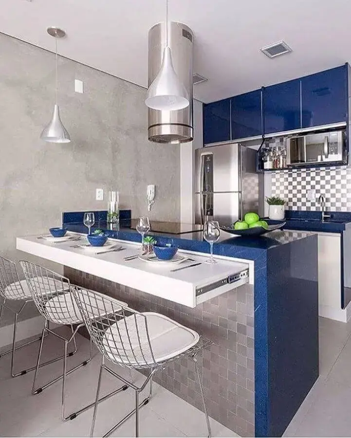 decoração em tons de azul e cinza para cozinha planejada pequena com balcão Foto Monise Rosa Arquitetura e Interiores