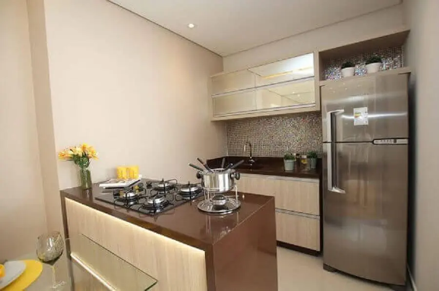 decoração em tons de bege e marrom para cozinha planejada para apartamento pequeno Foto Pricila Dalzochio