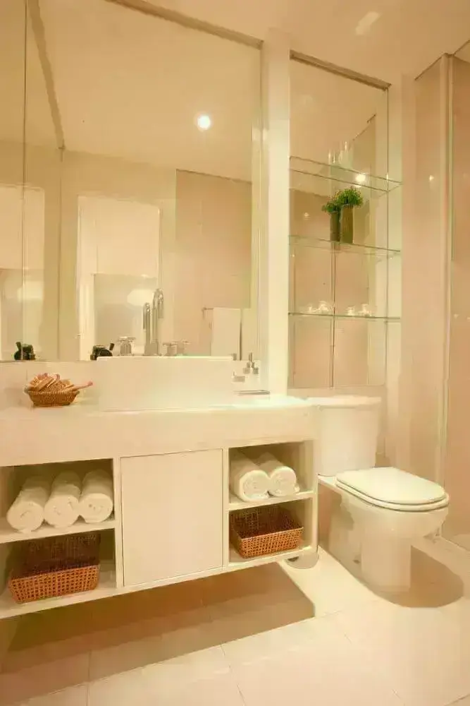 decoração em tons de bege para banheiro planejado moderno com prateleiras de vidro Foto Pinterest