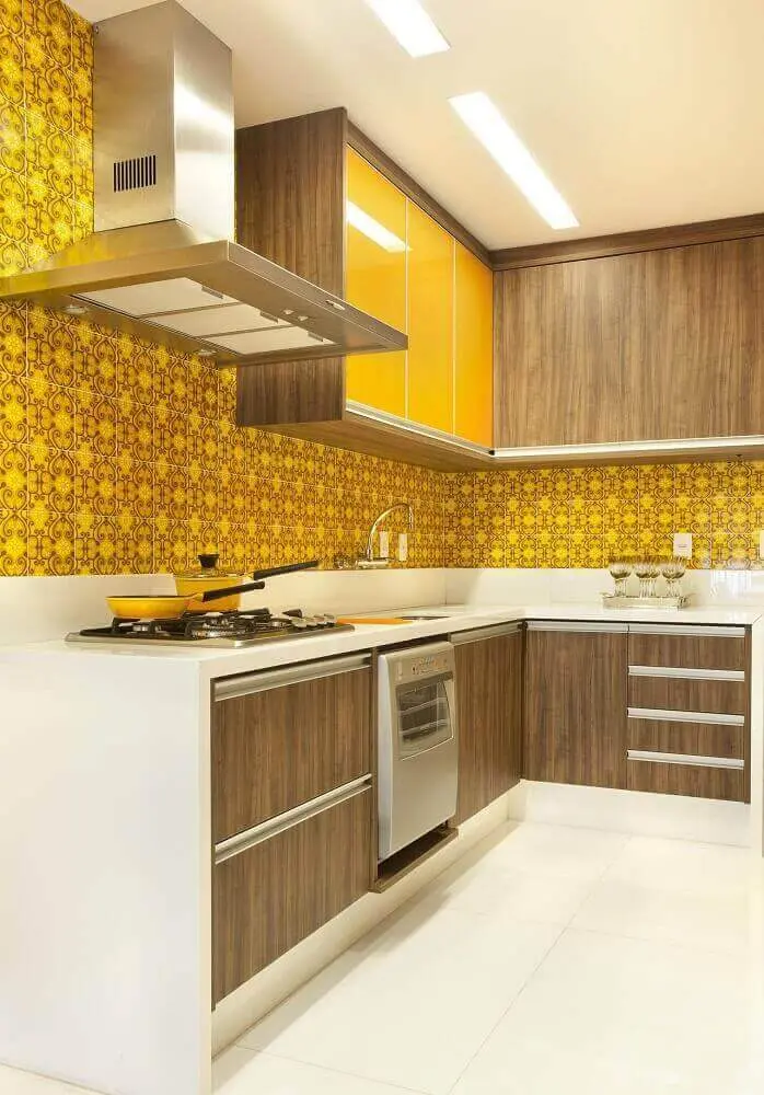 decoração em tons de branco e amarelo com armário de cozinha planejado Foto Revista VD