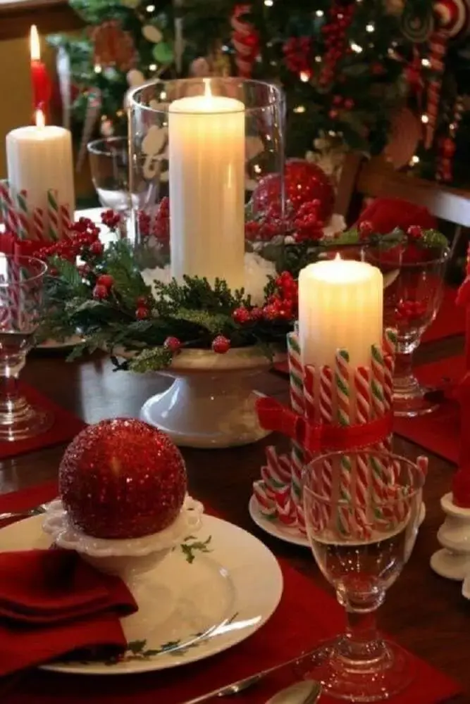 decoração em tons de vermelho com arranjos de mesa de natal Foto Thiago Calil decor