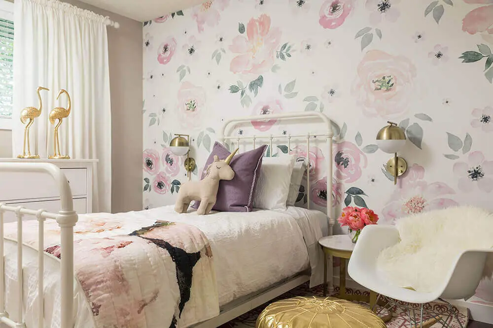 decoração em tons neutros com papel de parede floral para quarto de solteiro Foto TopDizz