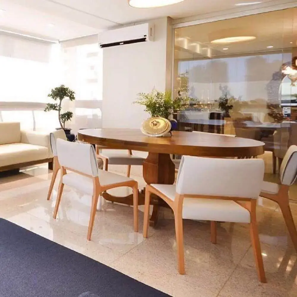 decoração em tons neutros e mesa oval de madeira com cadeiras para sala de jantar modernas Foto Lux Arquitetura