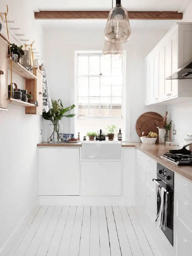 decoração estilo escandinava para cozinha planejada pequena com balcão e prateleiras de madeira Foto Dekorella