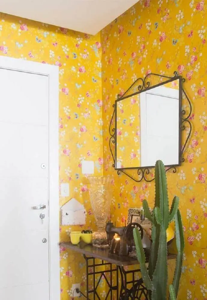 decoração hall de entrada com papel de parede floral amarelo e cactos Foto Pinterest