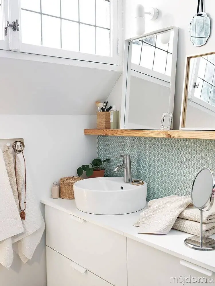 decoração minimalista para banheiro com faixa de pastilha com desenho hexagonal Foto Garten Design