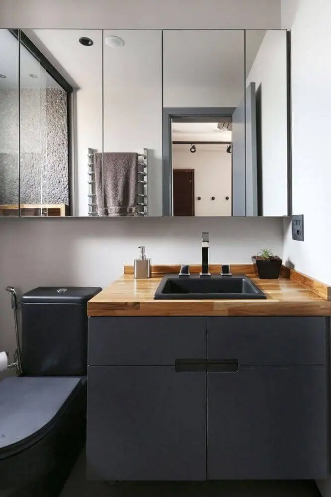 decoração moderna com armário de banheiro planejado preto com bancada de madeira Foto Mandril Arquitetura e Design
