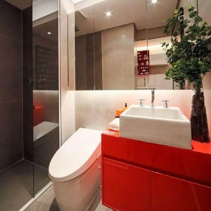 decoração moderna com armário de banheiro planejado vermelho Foto Chris Silveira