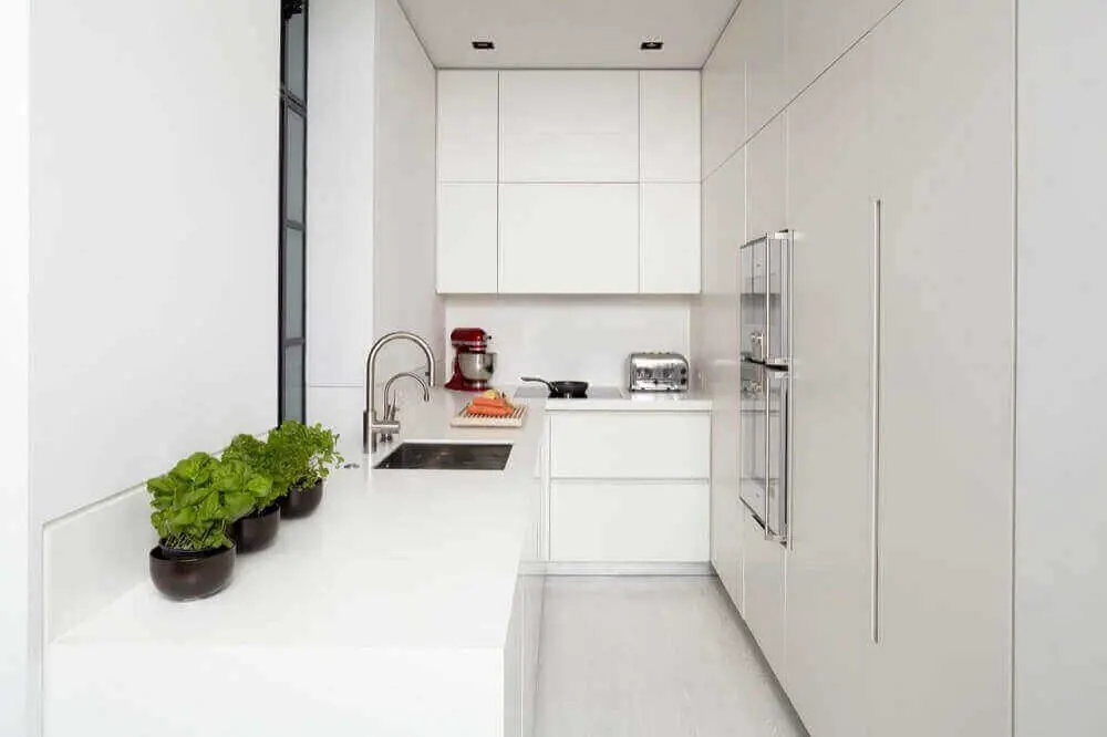 decoração moderna com armário de cozinha planejado branco Foto Encio