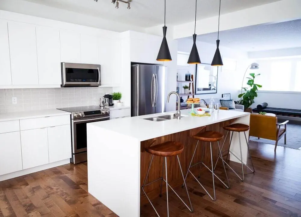 decoração moderna com armário de cozinha planejado branco e pendentes pretos sobre a ilha Foto 204 Park