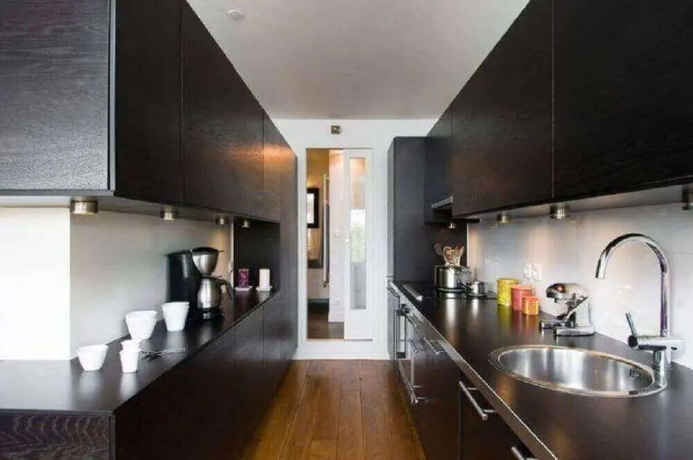 decoração moderna com armário de cozinha planejado preto Foto Manuel Sequeira Architecte