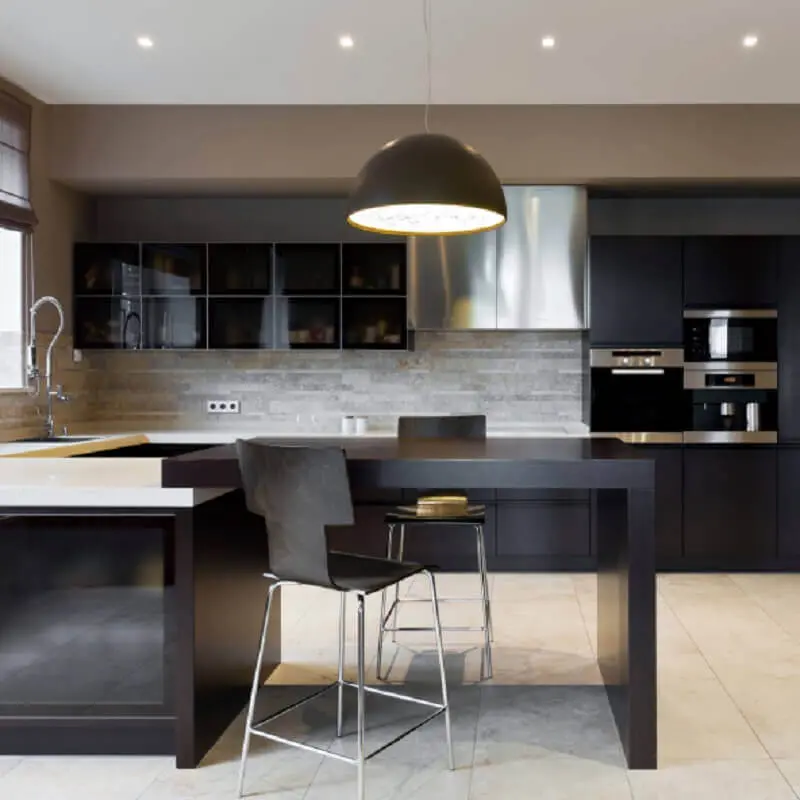 decoração moderna com armário de cozinha planejado preto Foto Yandex