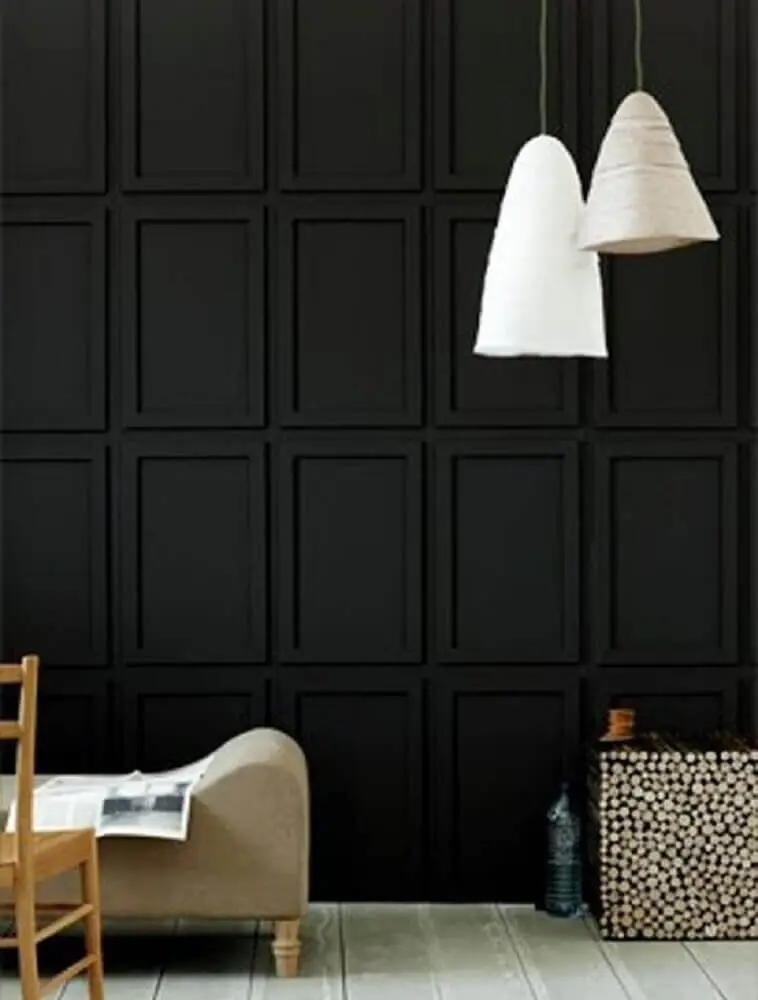 decoração moderna com boiserie pintado de preto e pendentes brancos Foto Pinterest