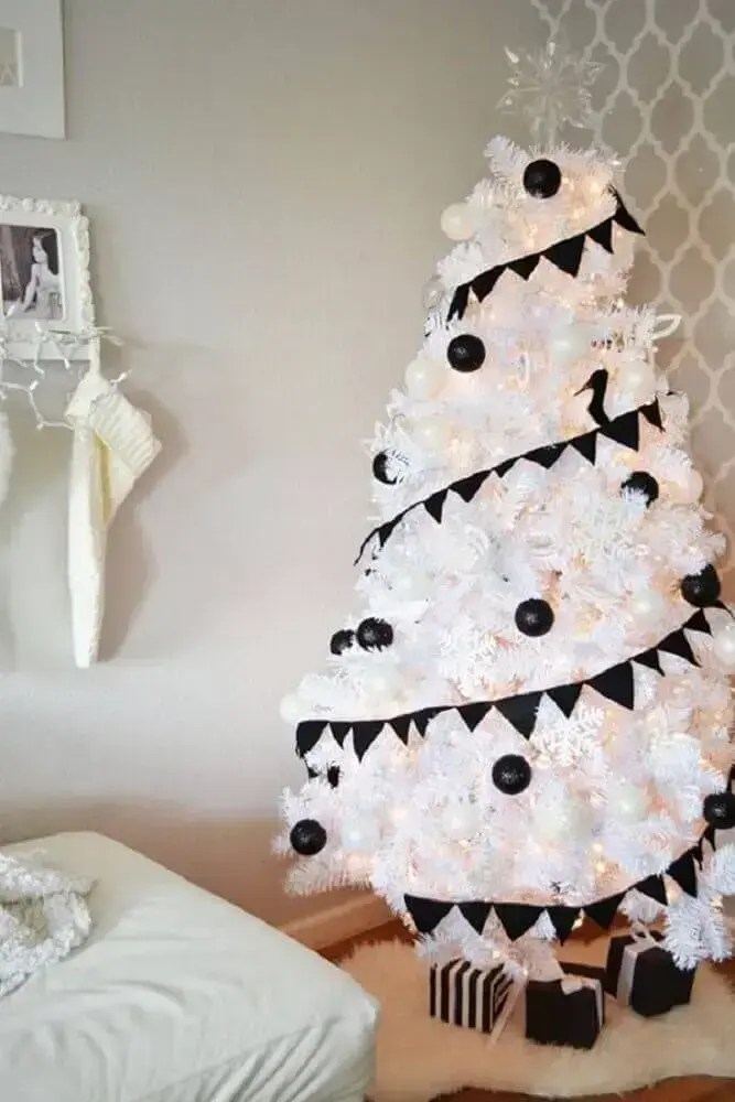 decoração moderna com árvore de natal branca com enfeites pretos Foto Little Inspiration