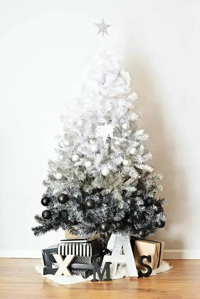decoração moderna com árvore de natal branca e preta Foto Navidad