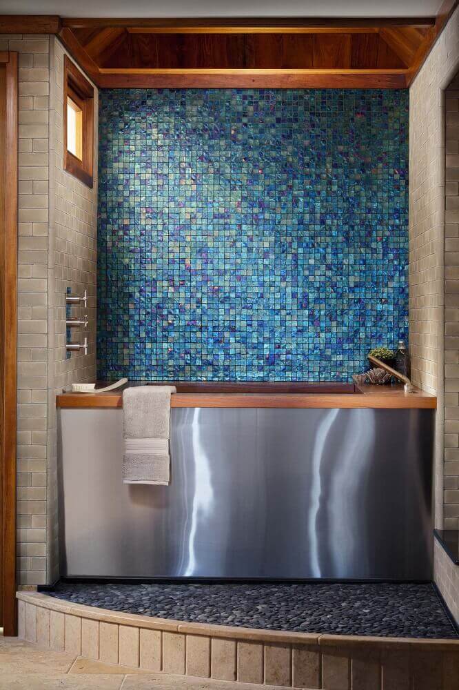 decoração moderna para banheiro com pastilha azul e banheira em inox com acabamento em madeira Foto Pinterest