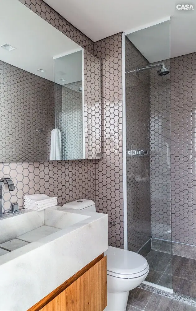 decoração moderna para banheiro com pastilha metalizada em formato hexagonal Foto Webcomunica