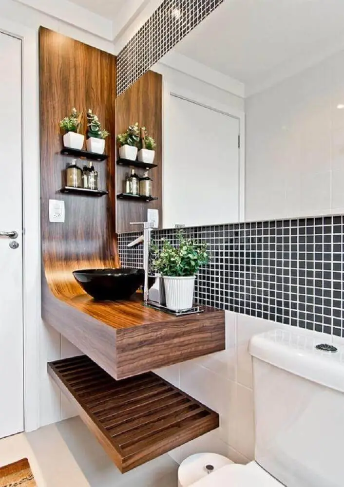 decoração moderna para banheiro com pastilha preta e bancada de madeira Foto Cokhiin