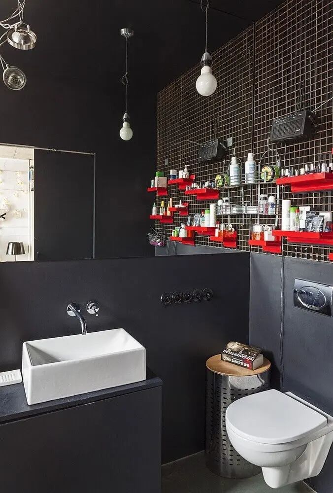 decoração moderna para banheiro com pastilha preta pendentes minimalistas e prateleiras vermelhas Foto Pinterest