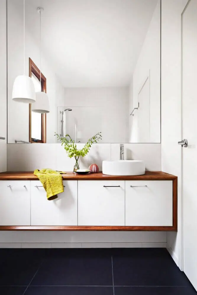 decoração moderna para banheiro planejado com pendente branco Foto Wodfreview