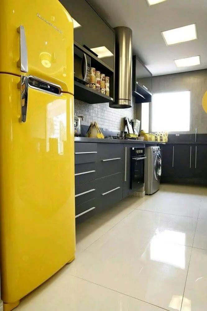 decoração moderna para cozinha com área de serviço e armários pretos Foto Webcomunica