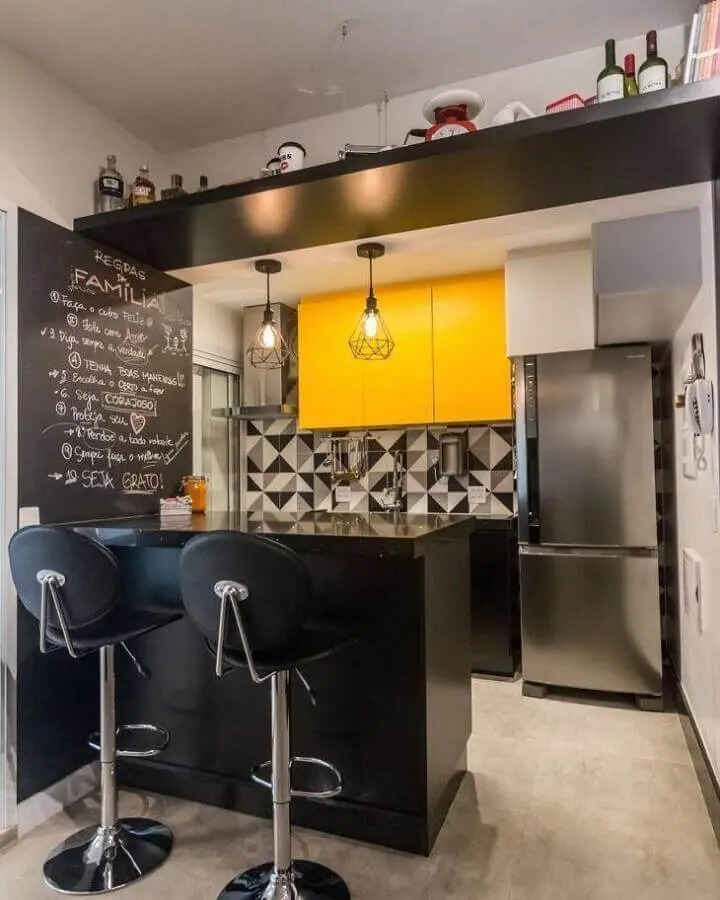 decoração moderna para cozinha planejada pequena com armário amarelo e parede de lousa Foto Fernanda Duarte Interiores