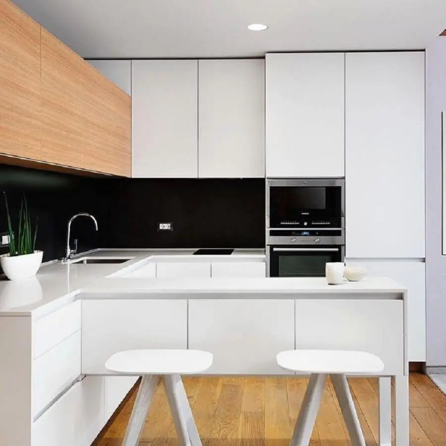 decoração moderna para cozinha planejada pequena com armários brancos e parede preta Foto Hildebrand Silva Arquitetura