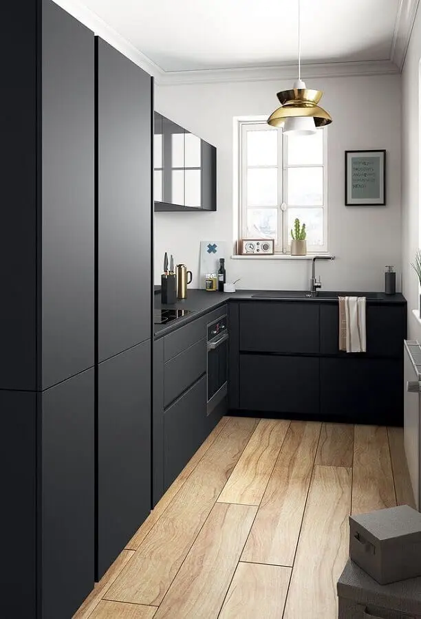 decoração moderna para cozinha planejada pequena com armários pretos e piso de madeira Foto Home Ideas