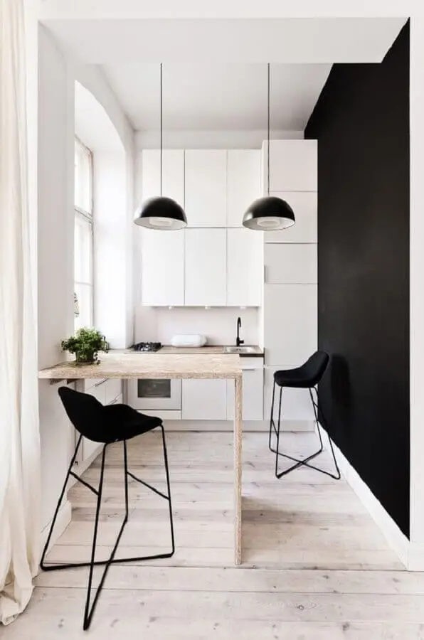 decoração moderna para cozinha planejada pequena com balcão de madeira e parede preta Foto Sarki Ingatlanos