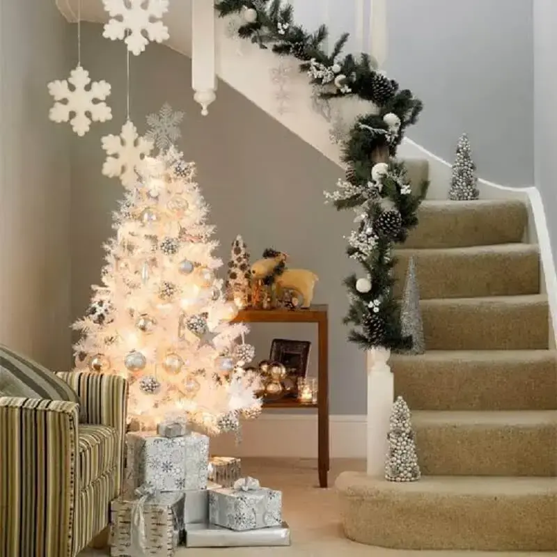 decoração natalina com árvore de natal e itens dourados Foto Always in Trend