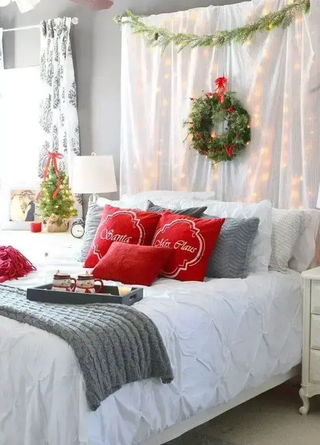 decoração natalina para quarto com guirlanda e luzes de natal Foto Pinterest