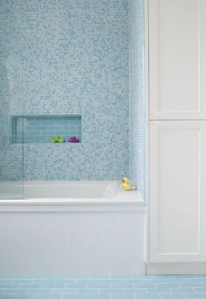 decoração para banheiro com pastilha azul e banheira branca Foto Pinterest