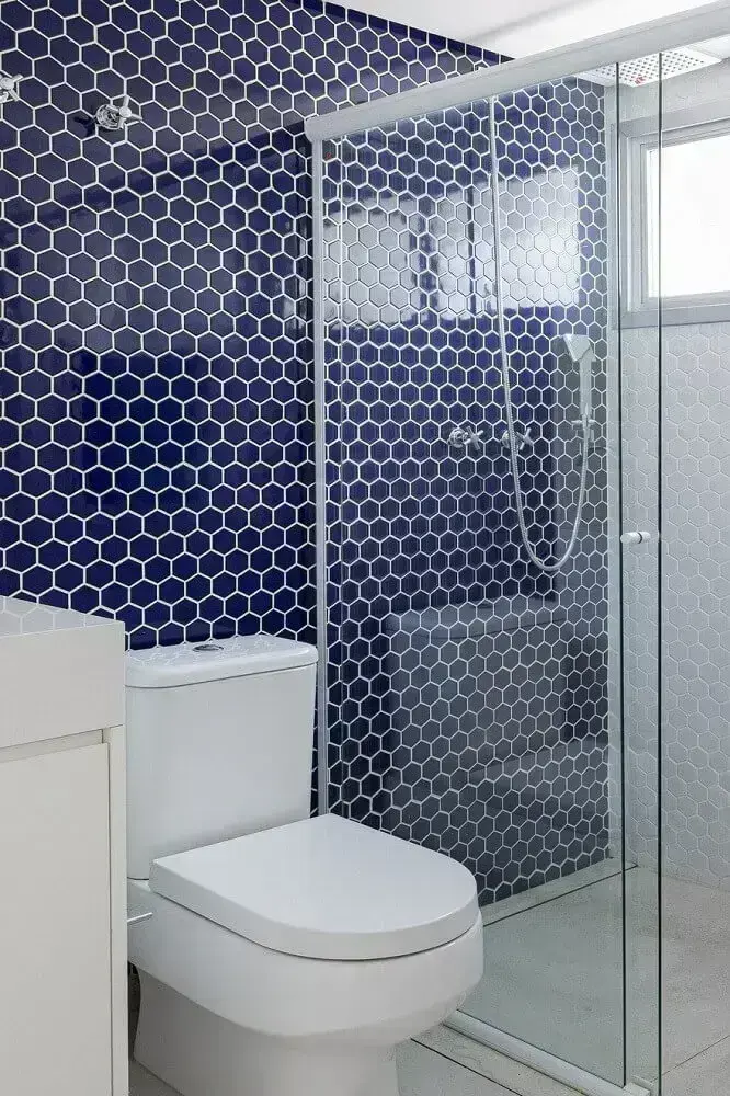 decoração para banheiro com pastilha azul marinho em formato hexagonal Foto Amanda Kolling