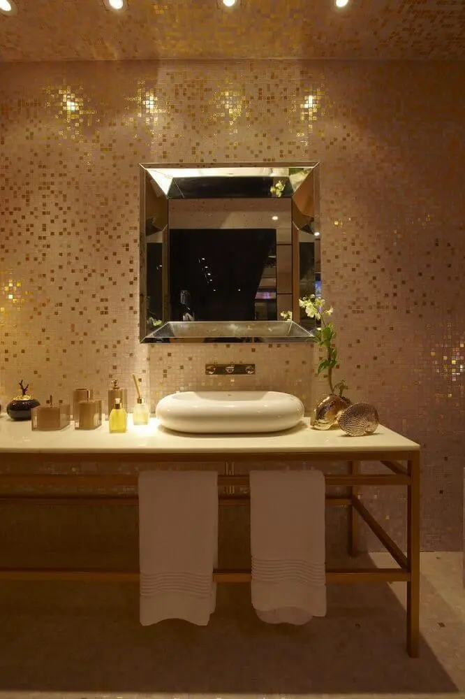 decoração para banheiro com pastilha branca e dourada Foto Luciane Mota