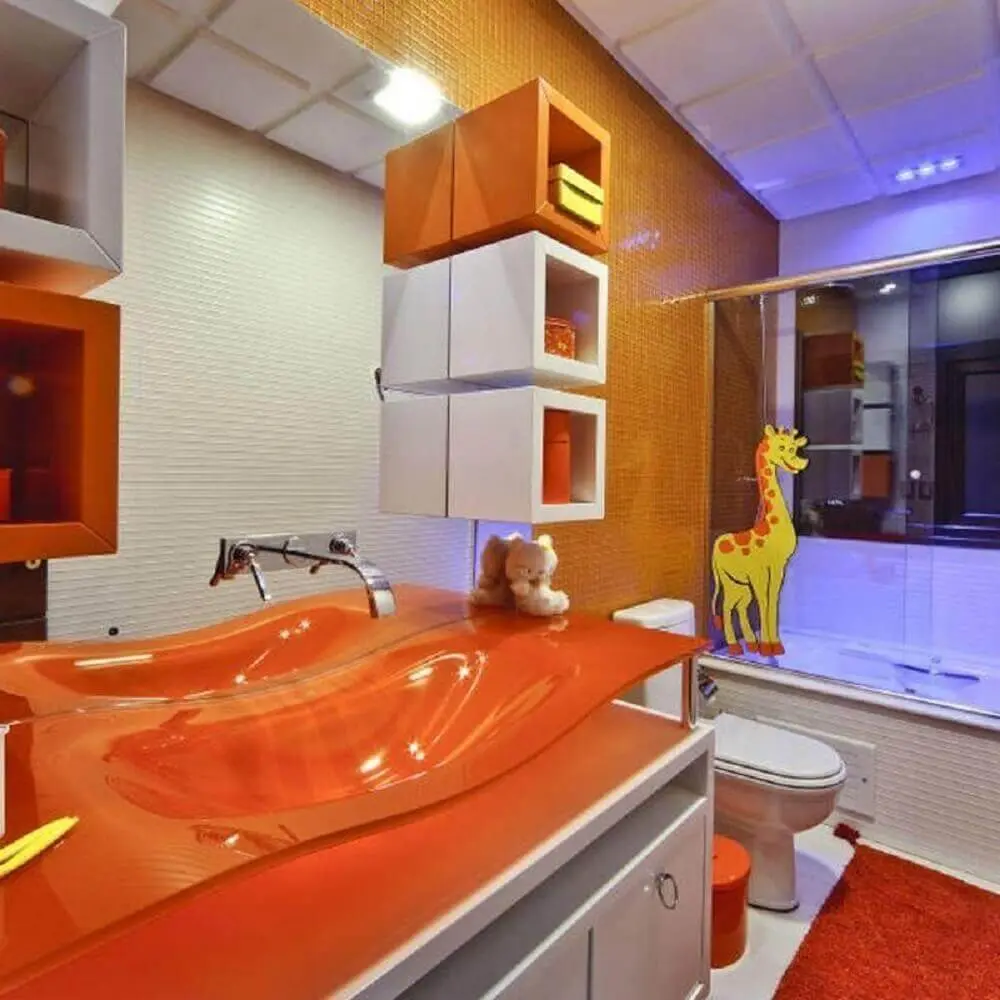 decoração para banheiro com pastilha e cuba laranja Foto Aclaene de Mello
