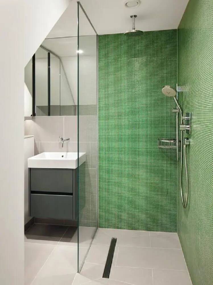 decoração para banheiro com pastilha verde dentro do box e gabinete cinza pequeno Foto Lambros Realty