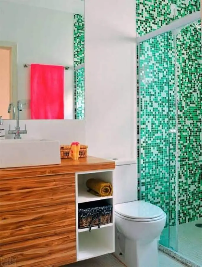 decoração para banheiro com pastilha verde dentro do box e gabinete de madeira Foto Pinterest